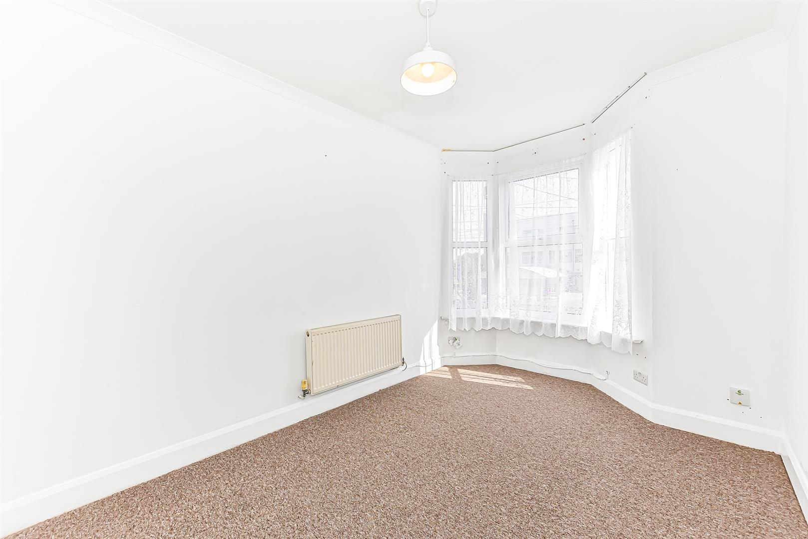 Flat Tavistock Avenue in Greater London