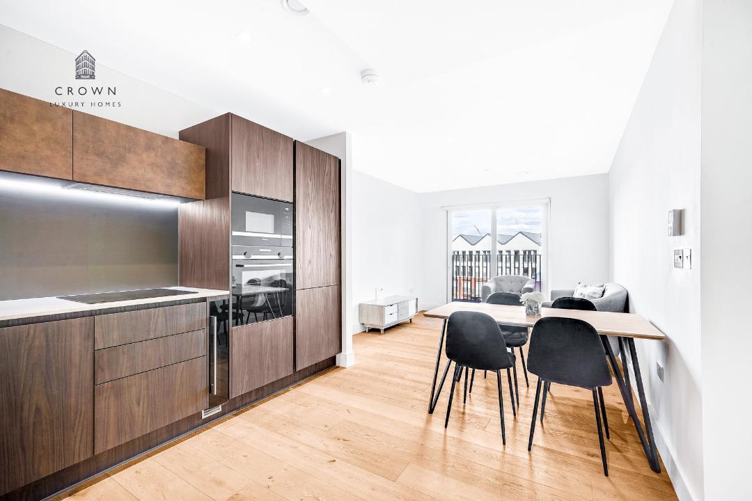 Flat Trenchold Street in Greater London