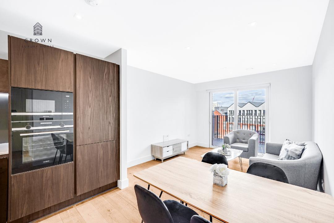 Flat Trenchold Street in Greater London