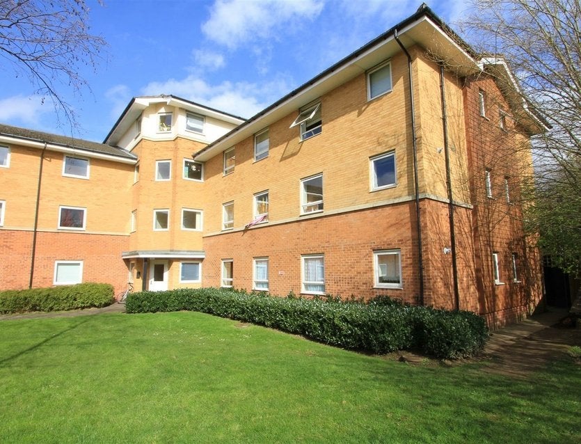 Flat Admiralty Close in Greater London