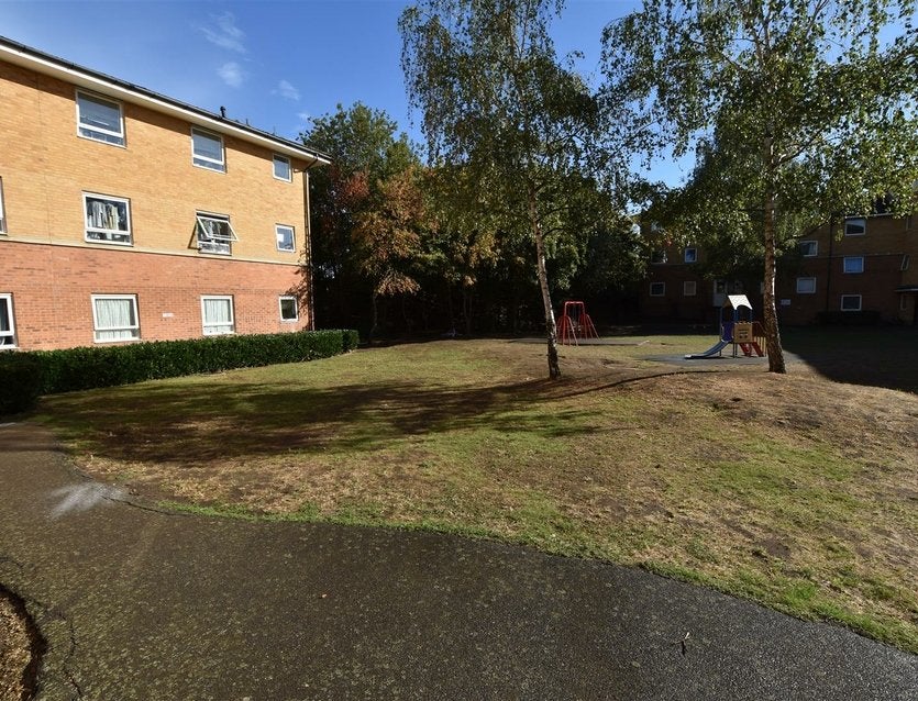Flat Admiralty Close in Greater London