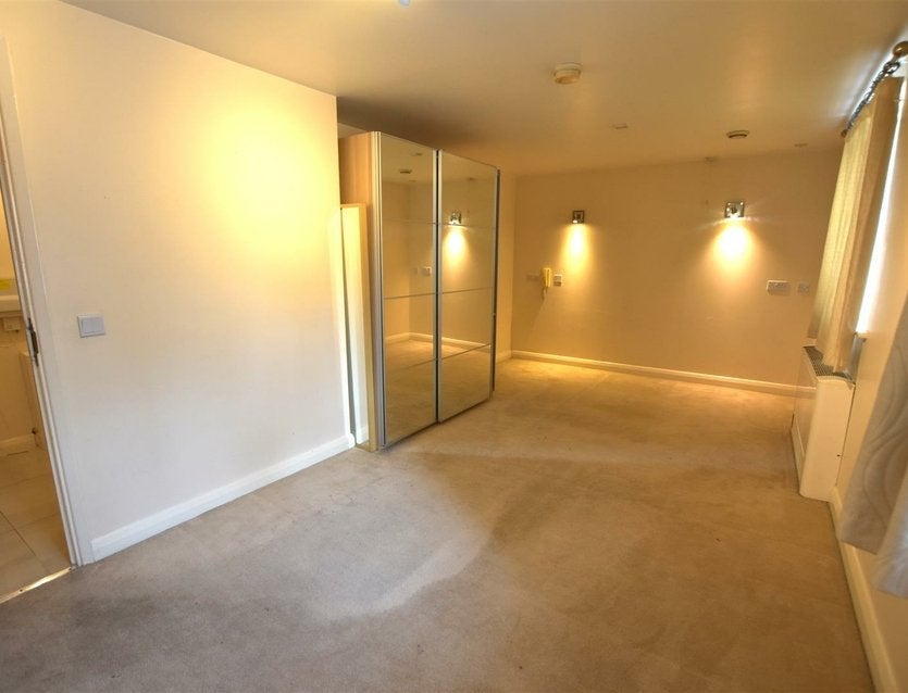 Flat Admiralty Close in Greater London