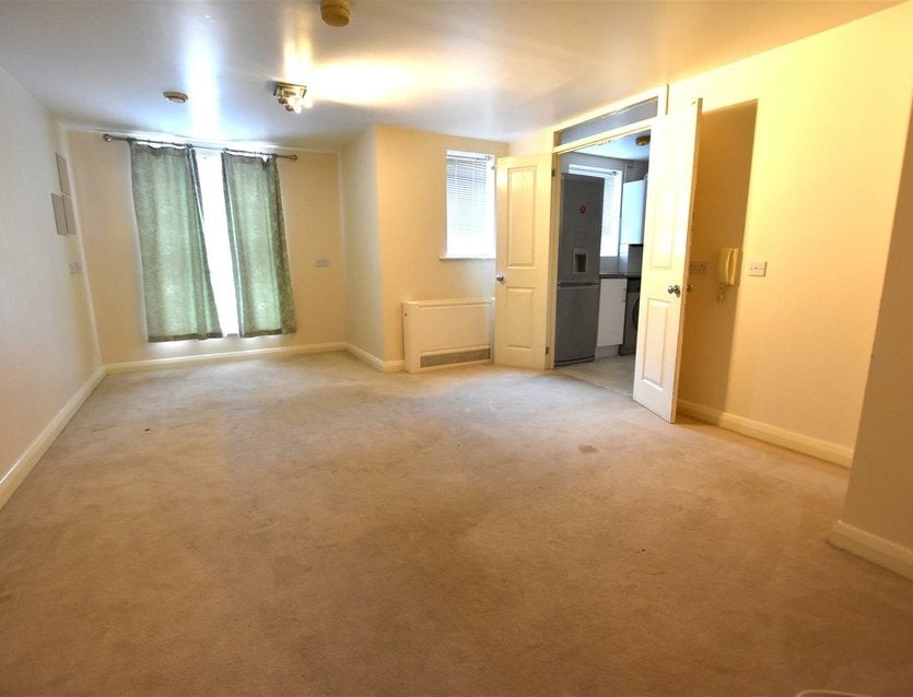 Flat Admiralty Close in Greater London