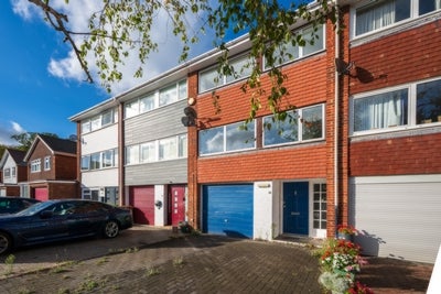 House Maiden Erlegh Avenue in Greater London