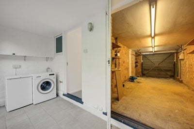 House Maiden Erlegh Avenue in Greater London