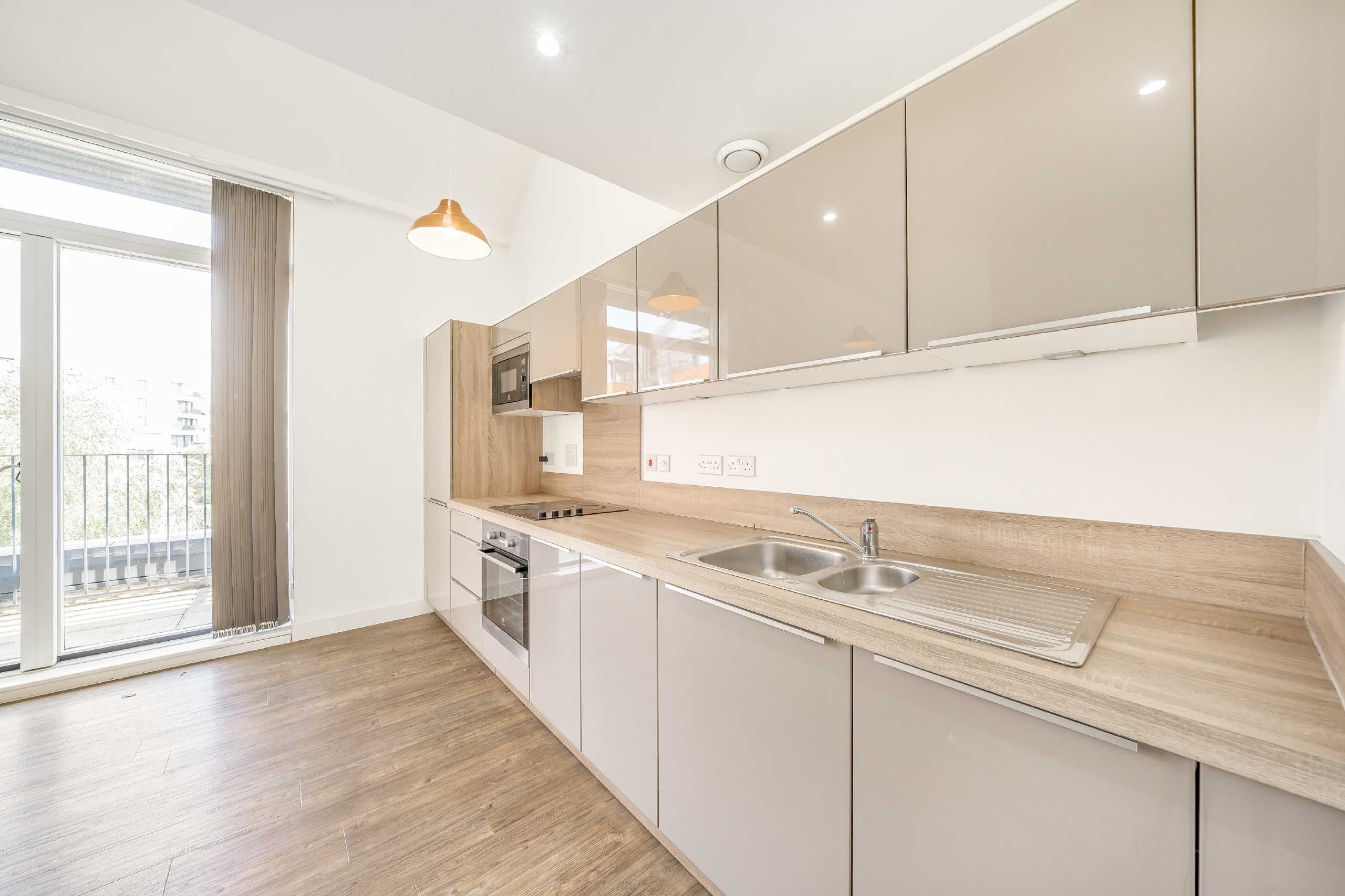 Flat Coldharbour Lane in Greater London