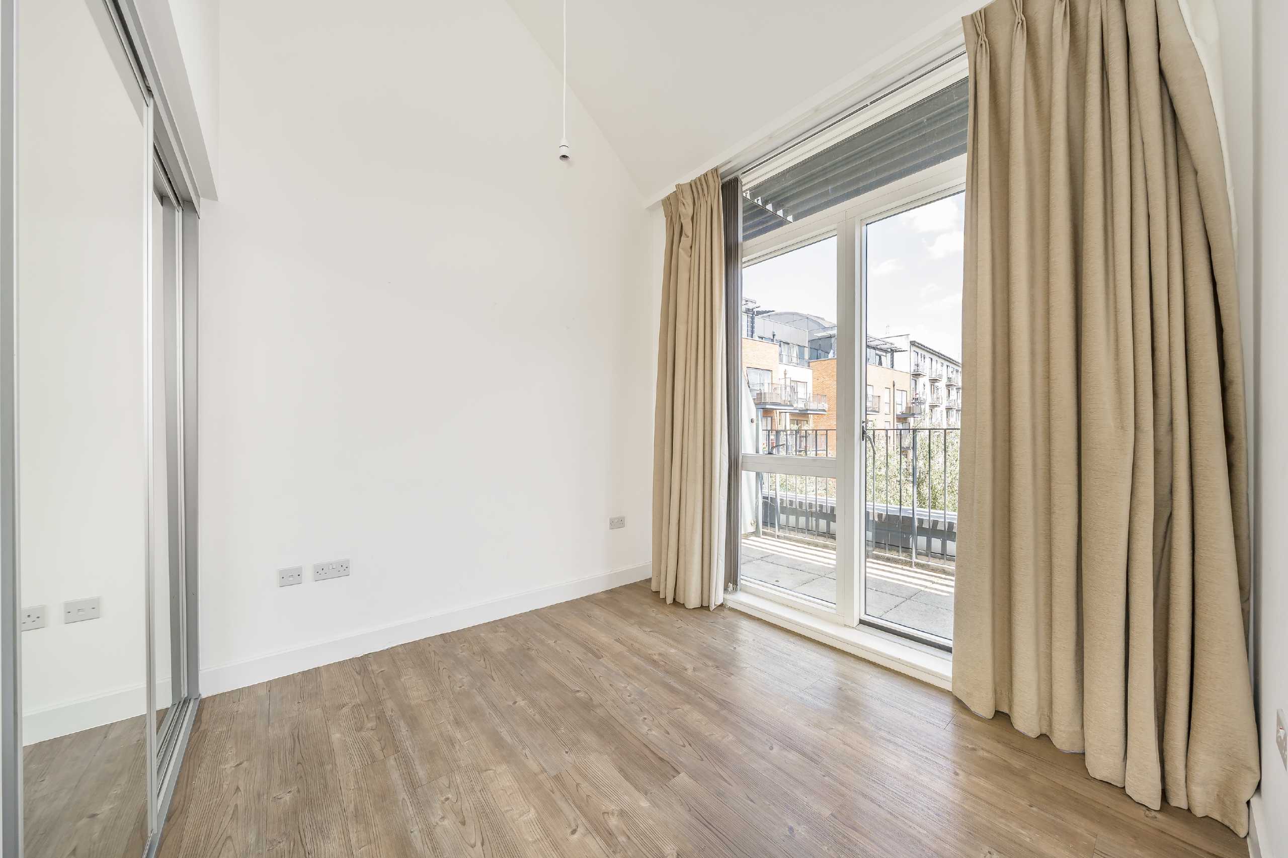 Flat Coldharbour Lane in Greater London