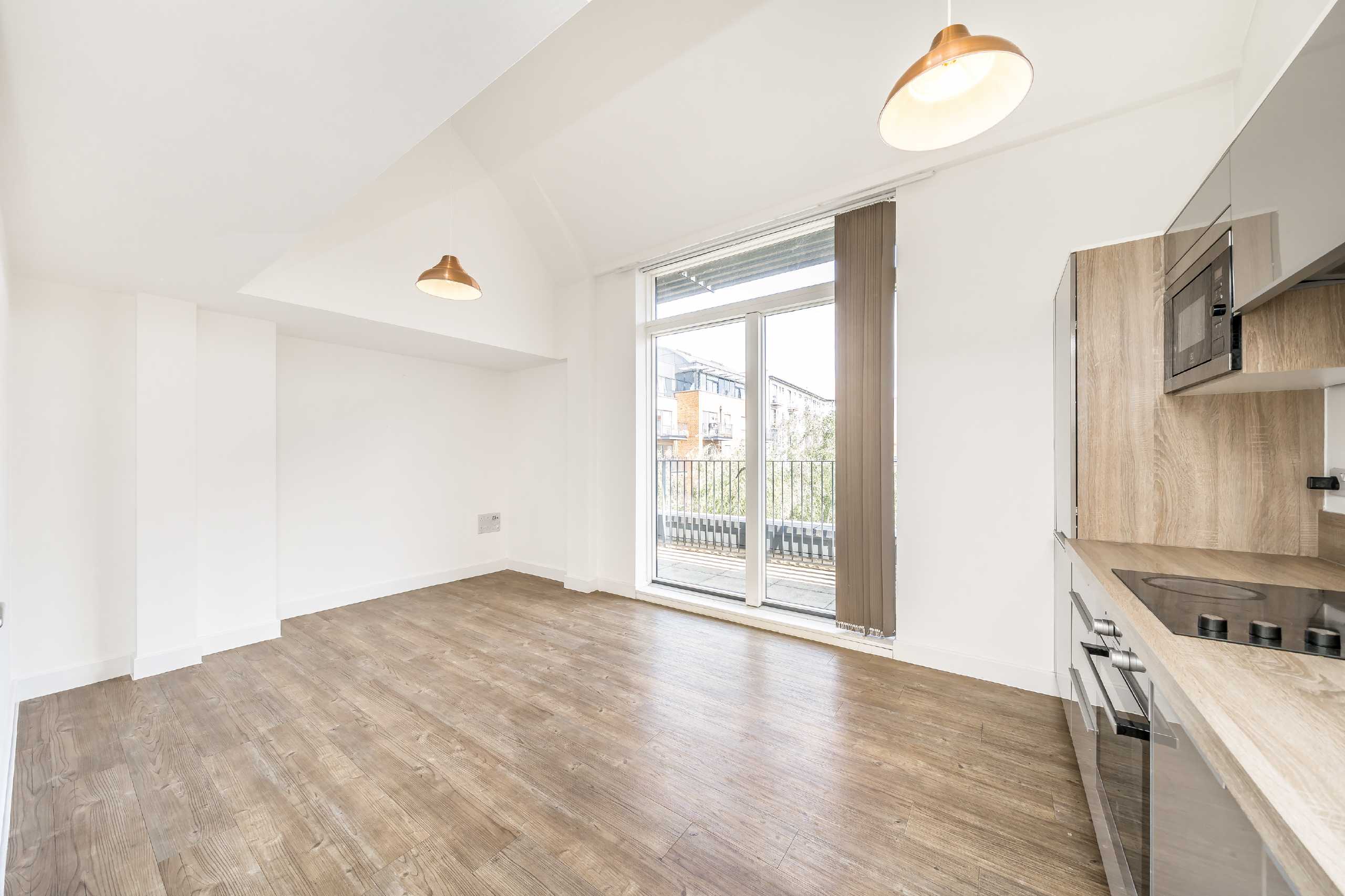 Flat Coldharbour Lane in Greater London