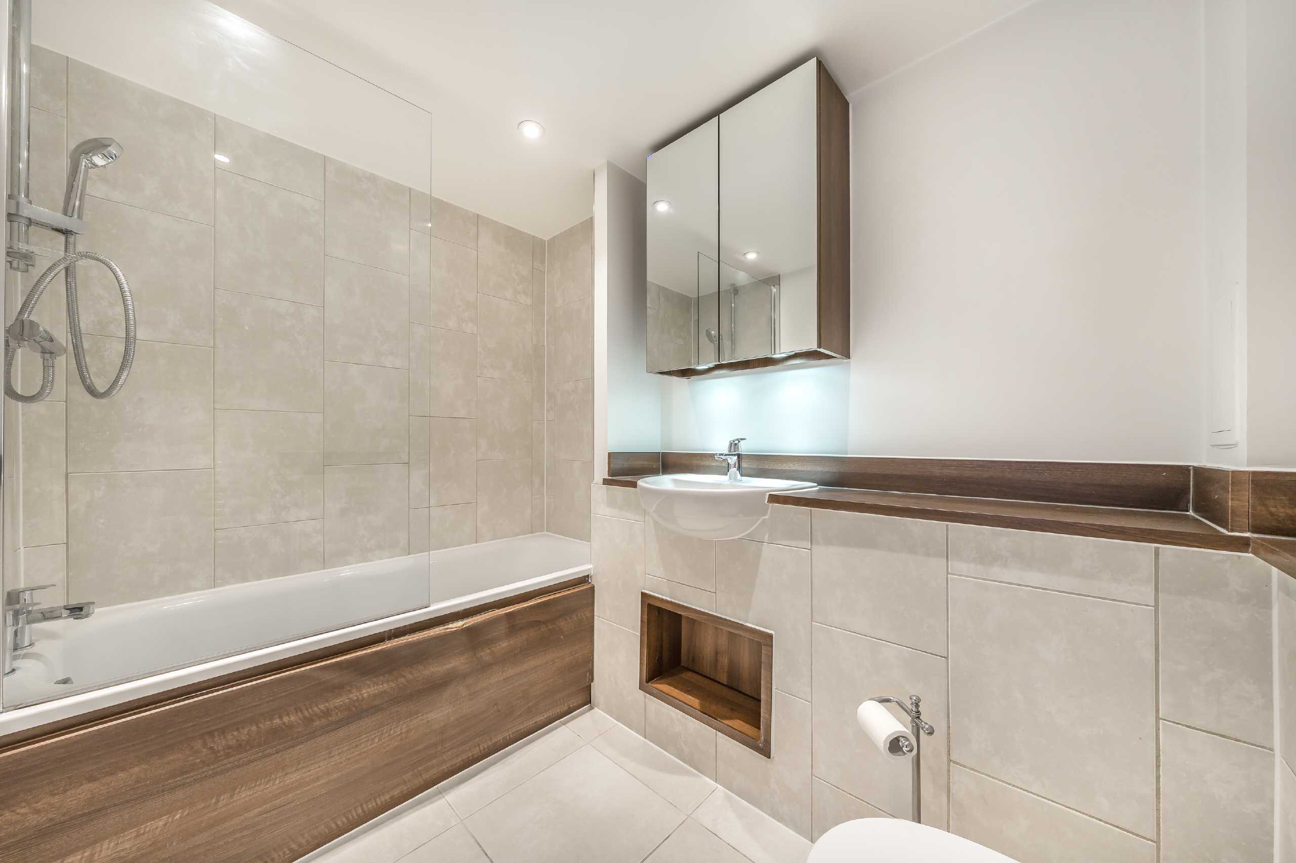 Flat Coldharbour Lane in Greater London