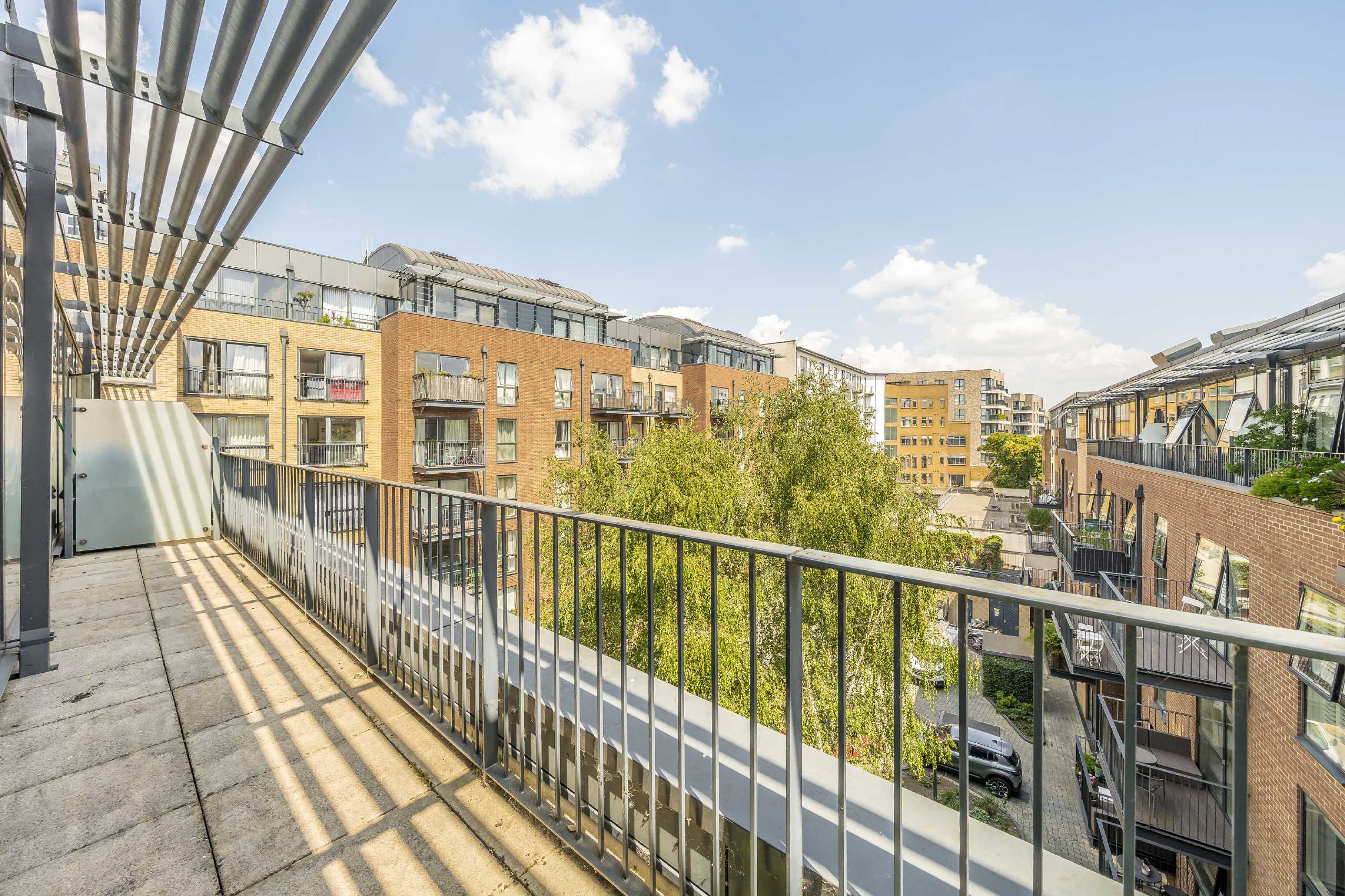 Flat Coldharbour Lane in Greater London