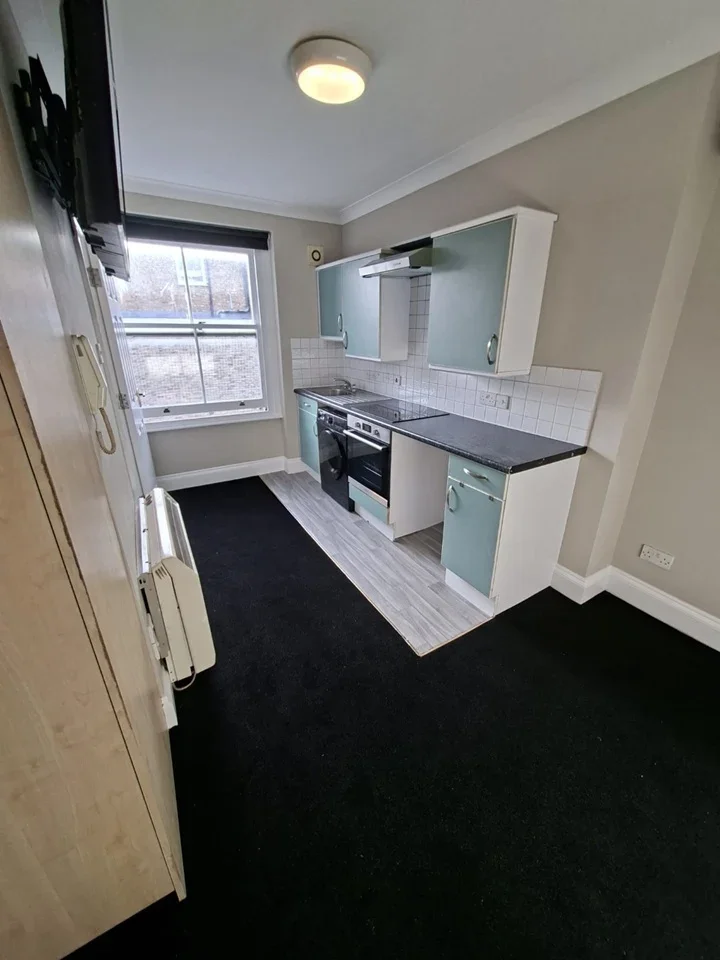 Flat Hatherley Grove in City of Westminster