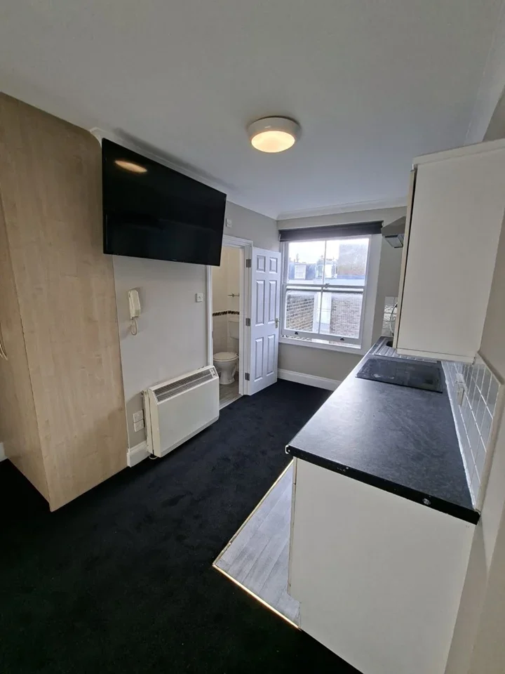 Flat Hatherley Grove in City of Westminster