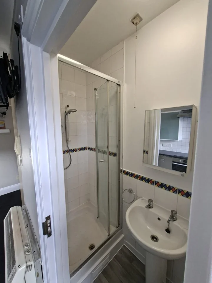 Flat Hatherley Grove in City of Westminster