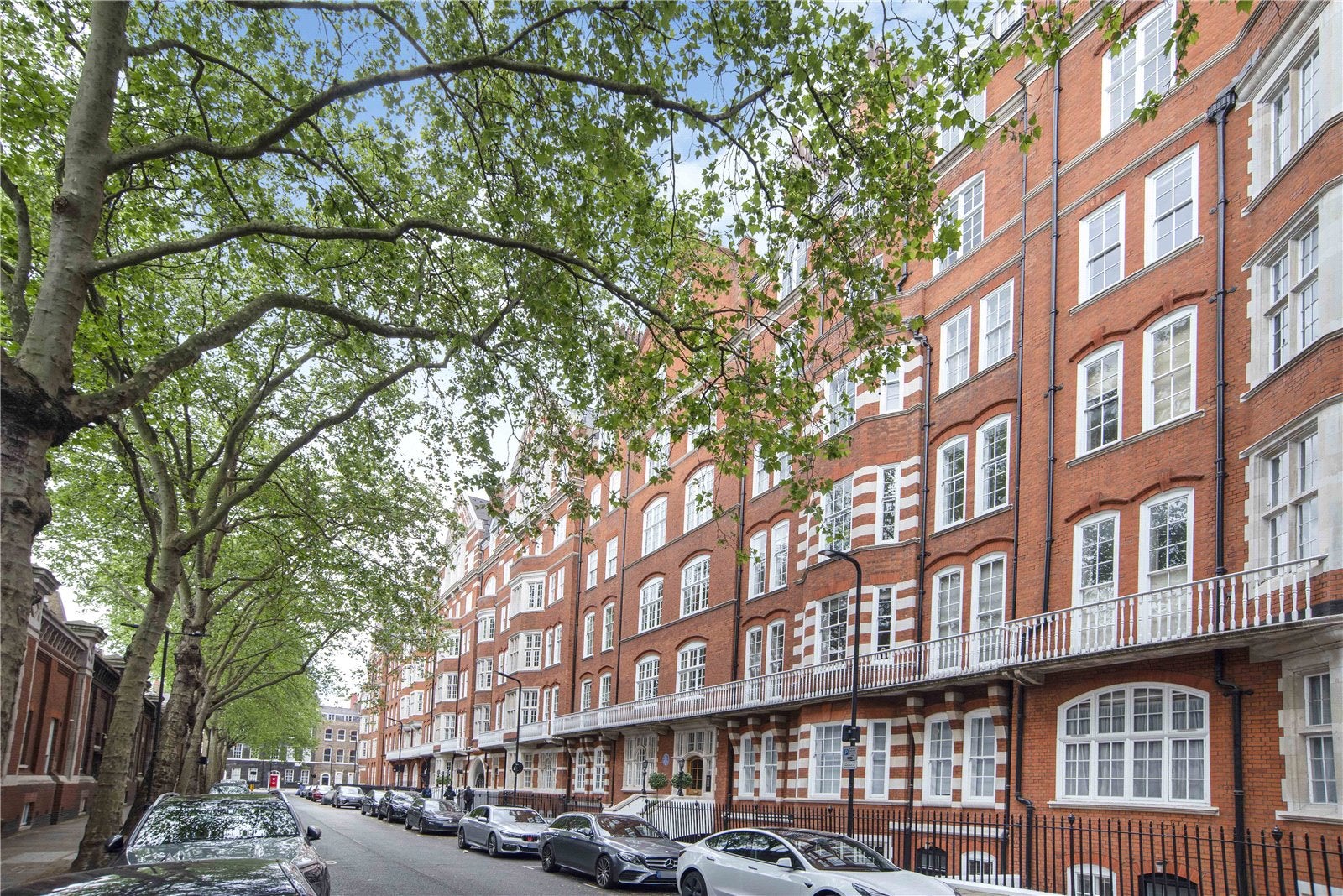 Flat Bedford Avenue in Greater London