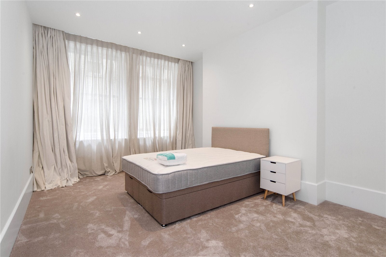 Flat Bedford Avenue in Greater London