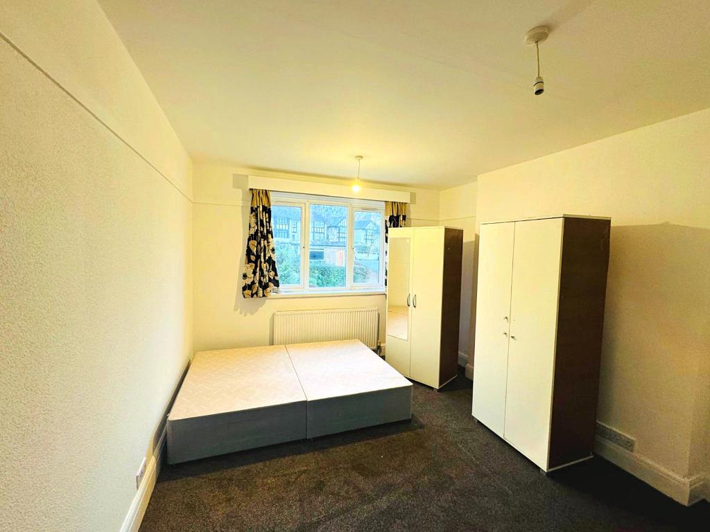 House Grand Avenue in Greater London