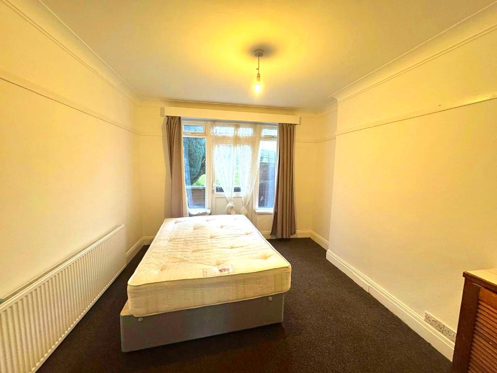 House Grand Avenue in Greater London