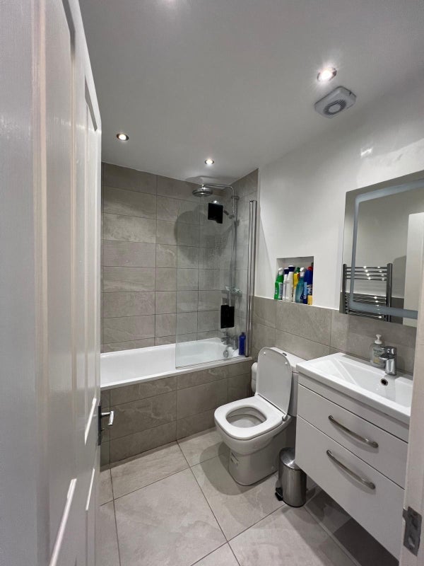 Room Hereward Road in Greater London