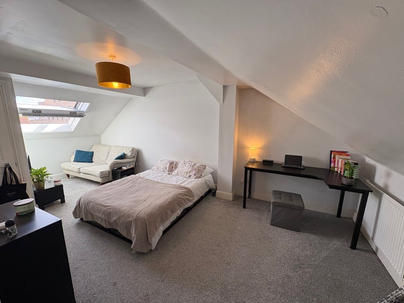 Room Hereward Road in Greater London