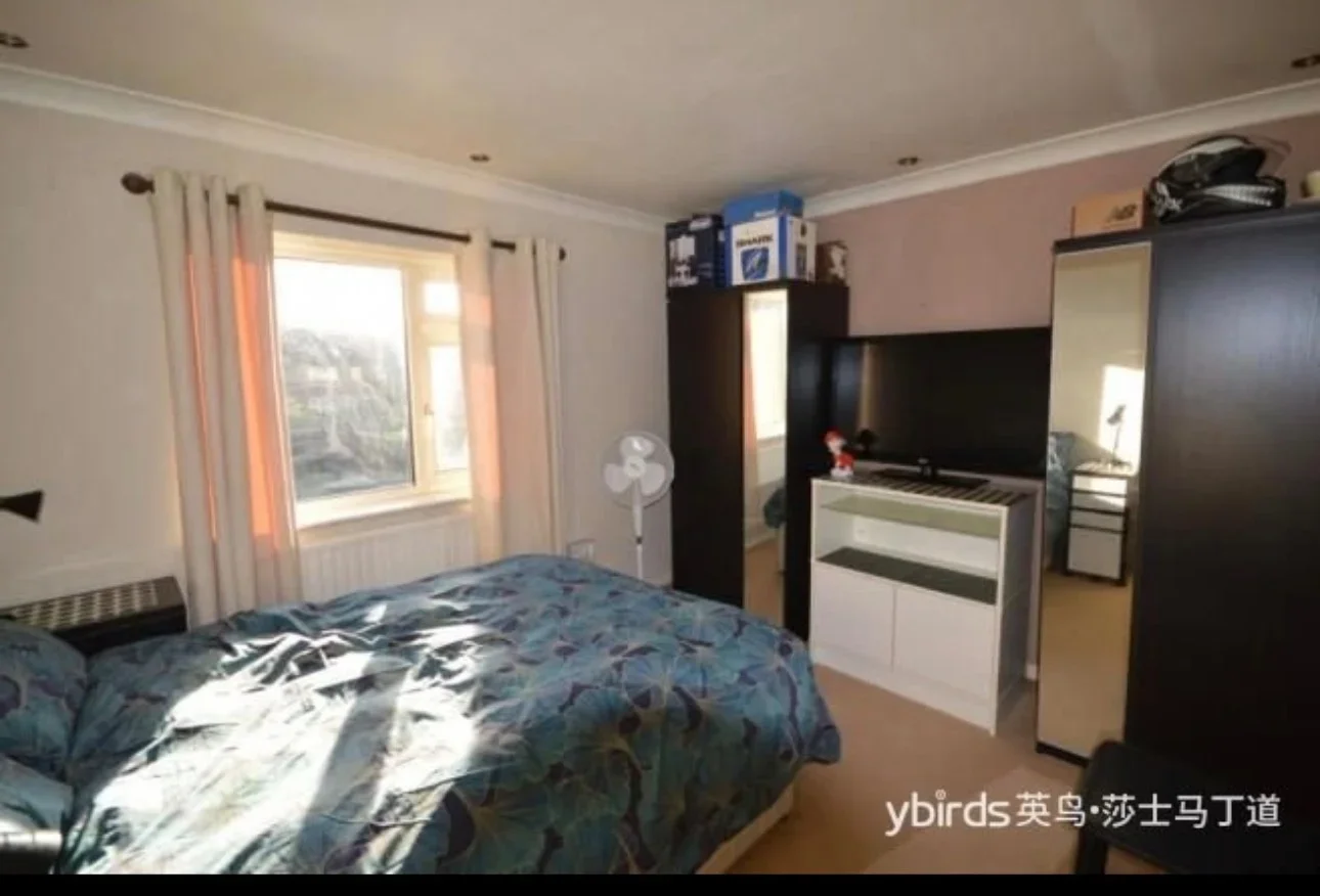 Flat Ambleside Avenue in Greater London