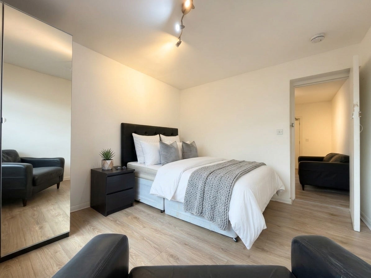 Room Burrage Road in Greater London