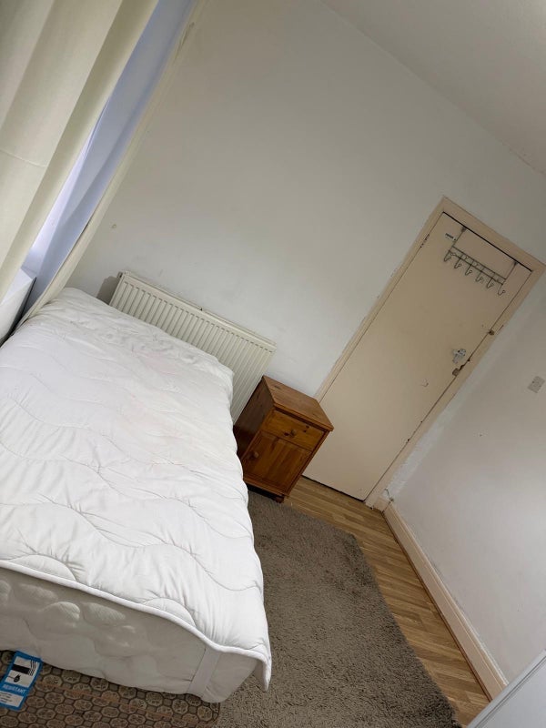 Room Silver Royd Avenue in Leeds