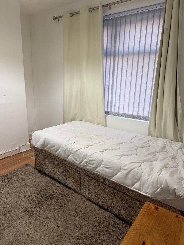 Room Silver Royd Avenue in Leeds