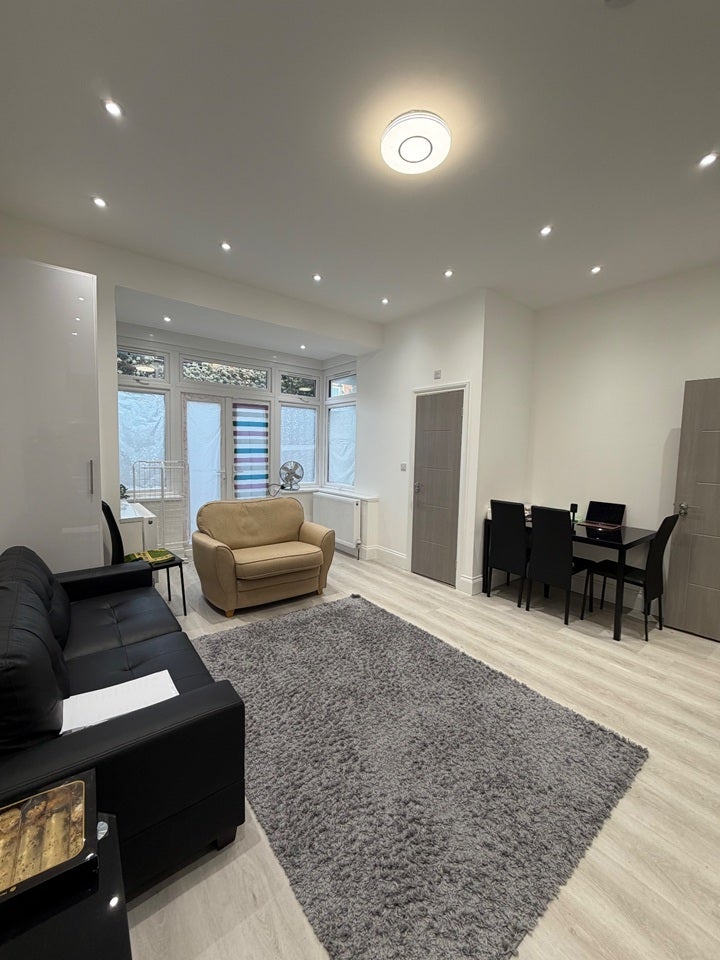 Flat Carshalton Road in Greater London