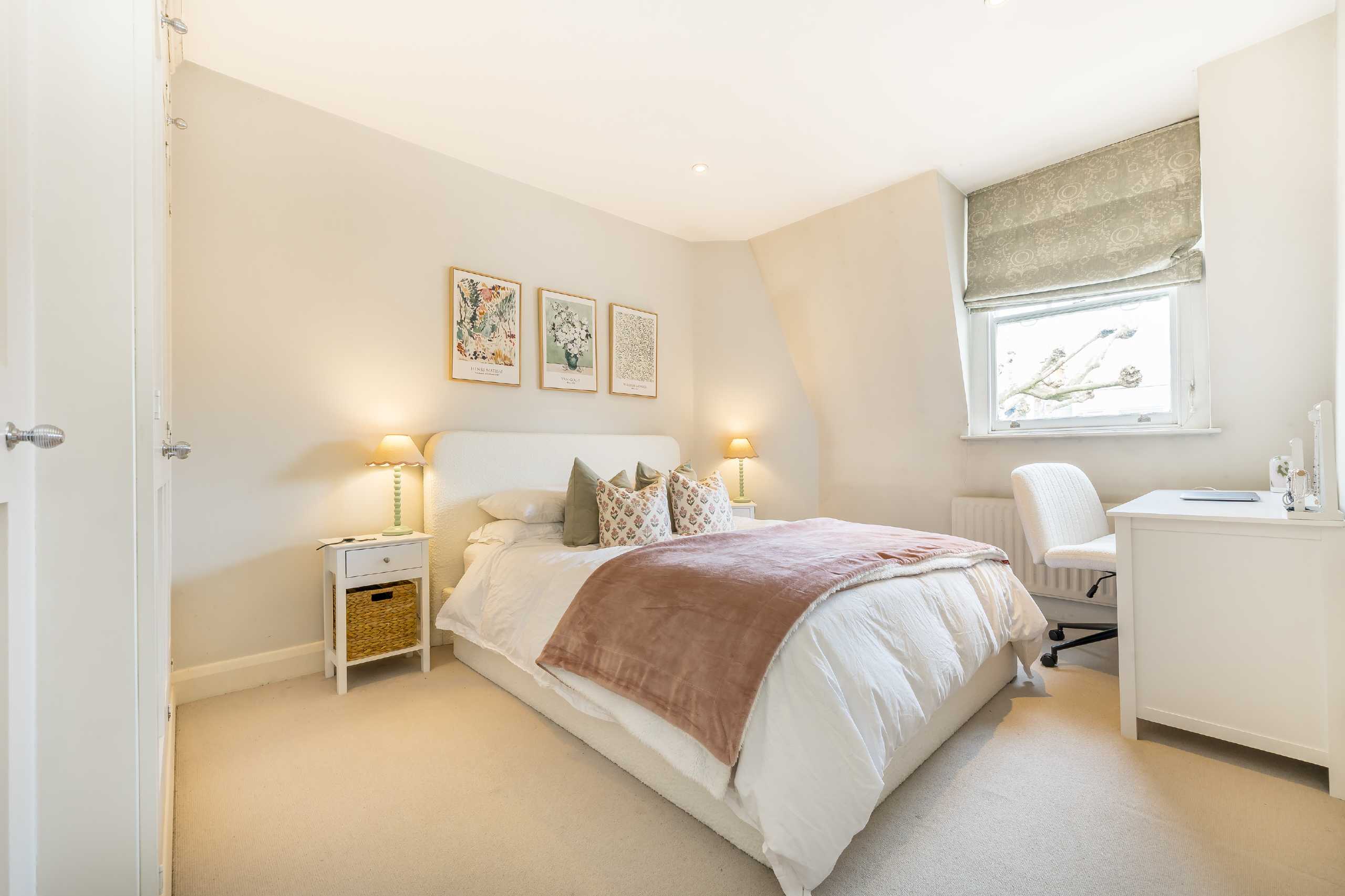 Flat Crookham Road in Greater London