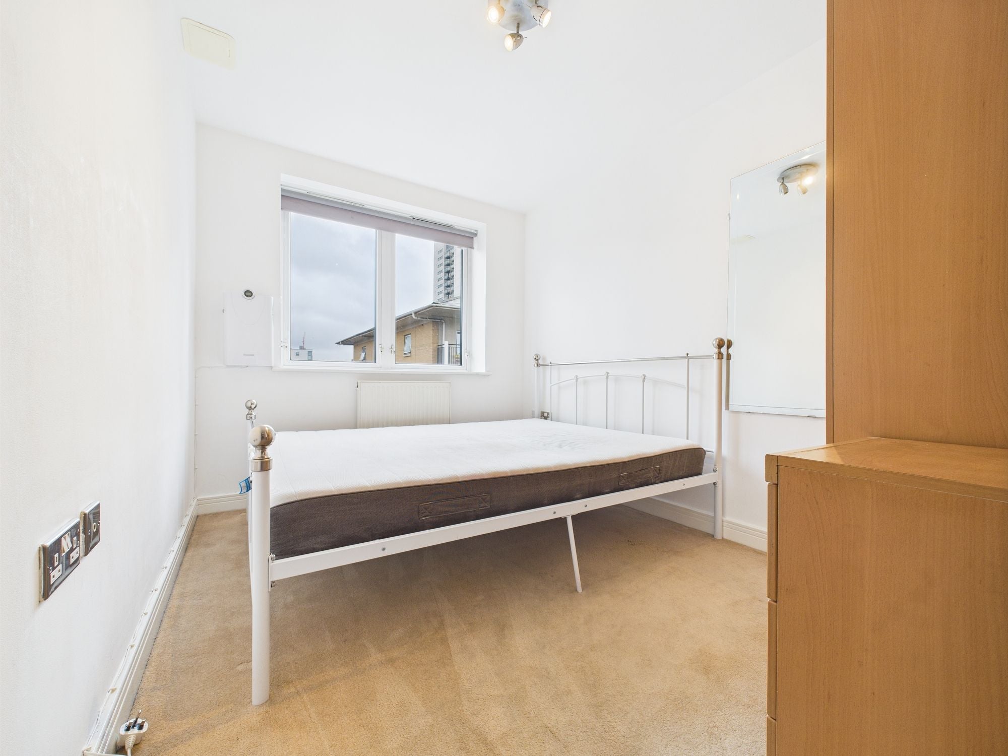 Flat Newport Avenue in Greater London