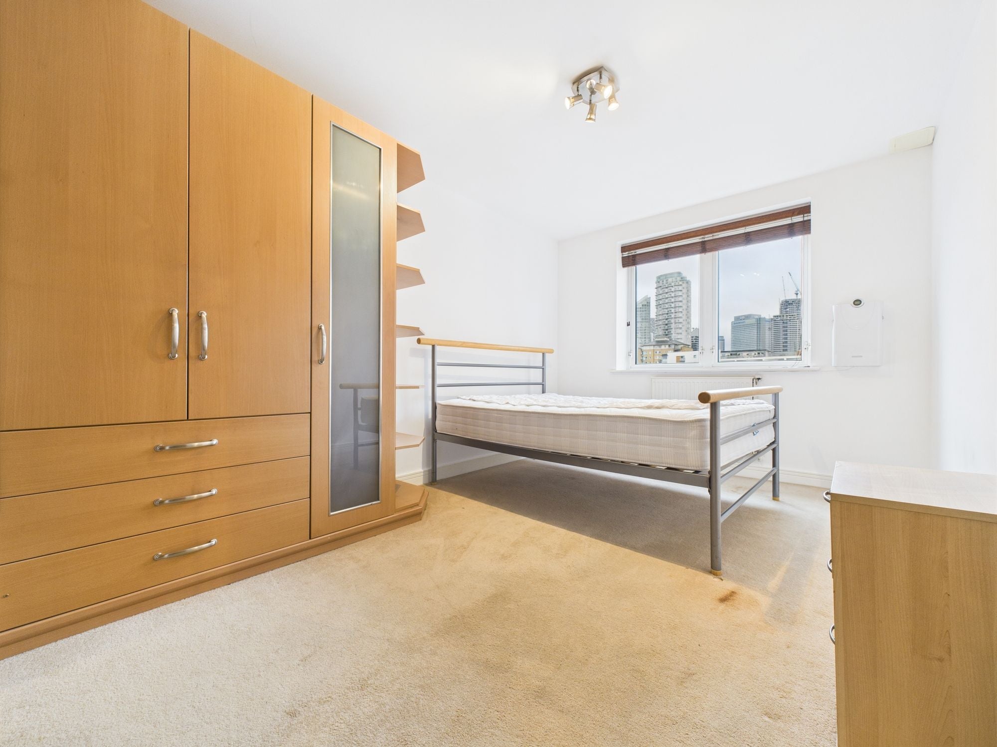 Flat Newport Avenue in Greater London