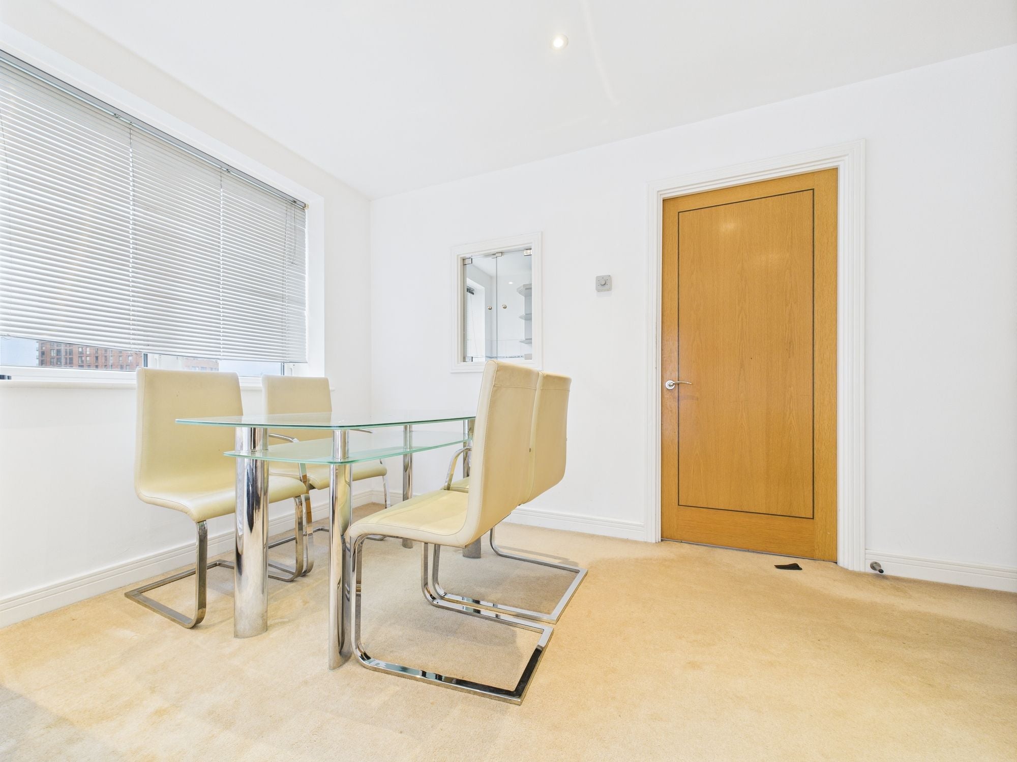 Flat Newport Avenue in Greater London