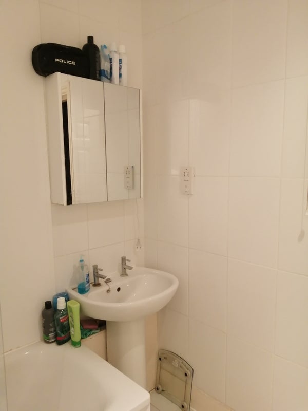 Room Sunnyside Road in Greater London