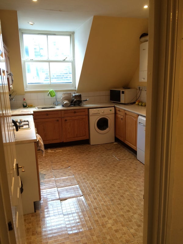 Room Sunnyside Road in Greater London