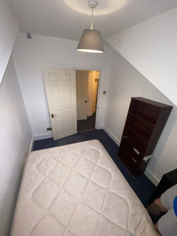 Room Sunnyside Road in Greater London