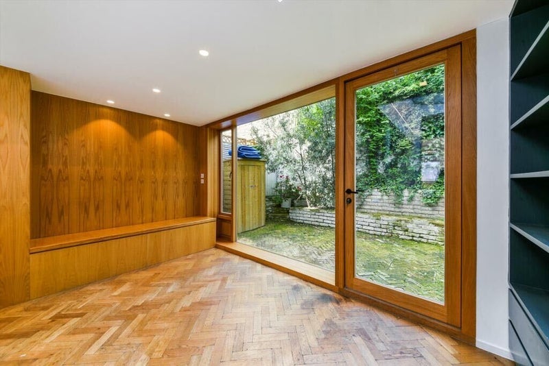 Room Calabria Road in Greater London