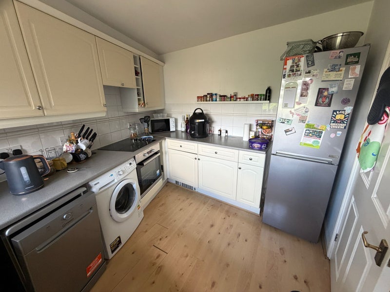 Room Macmillan Way in Greater London