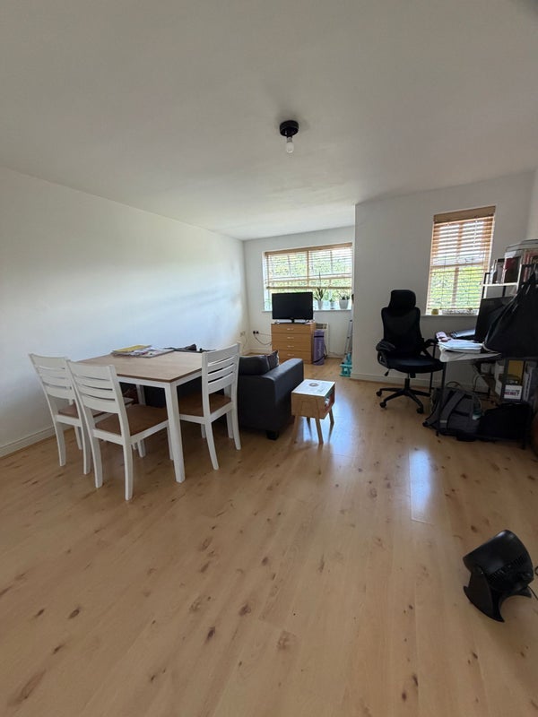 Room Macmillan Way in Greater London