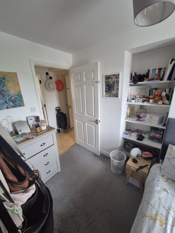 Room Macmillan Way in Greater London