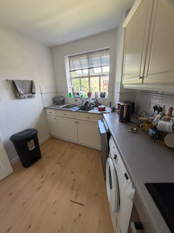 Room Macmillan Way in Greater London