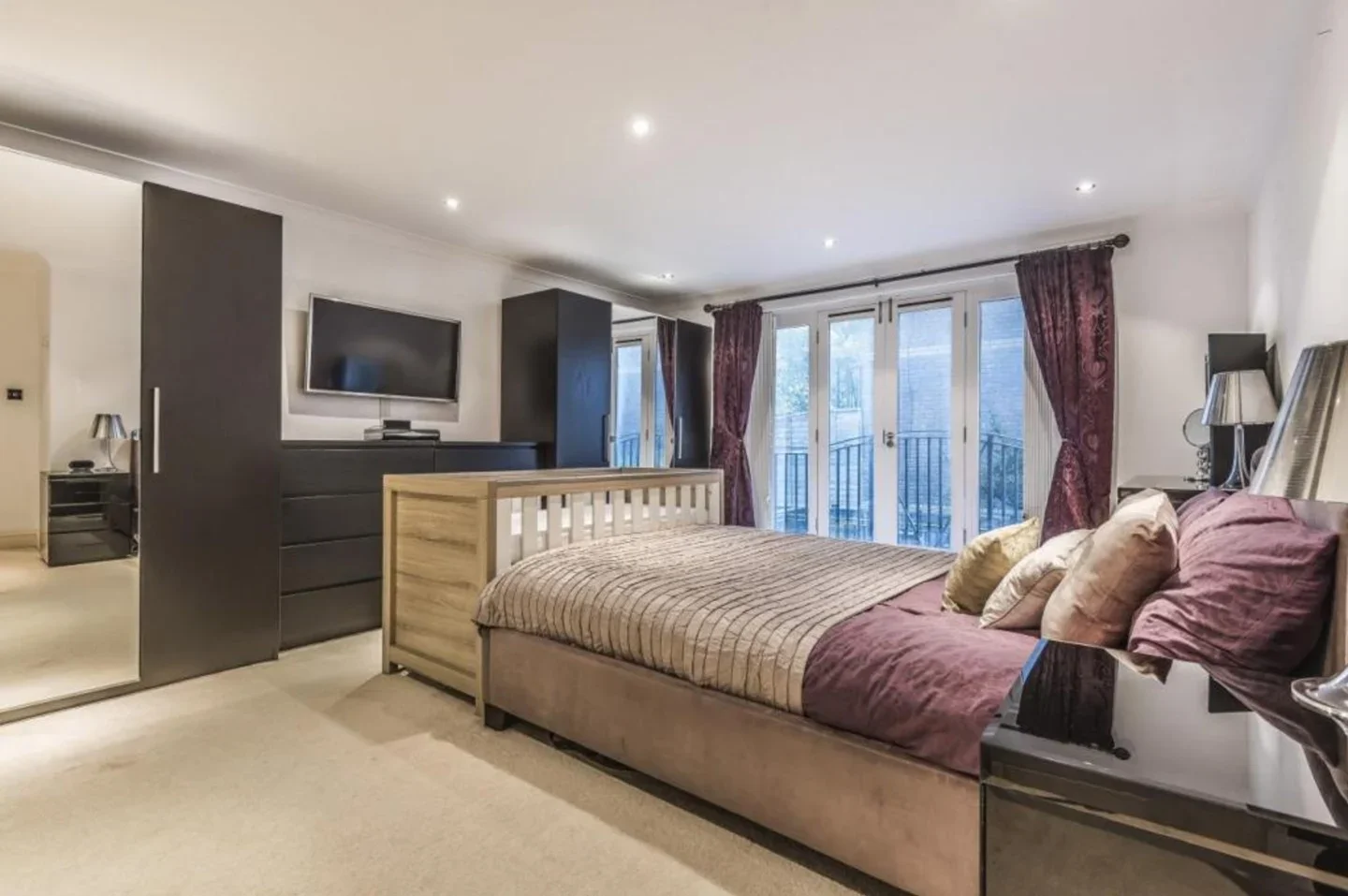 Flat Ridgeway Gardens in Greater London
