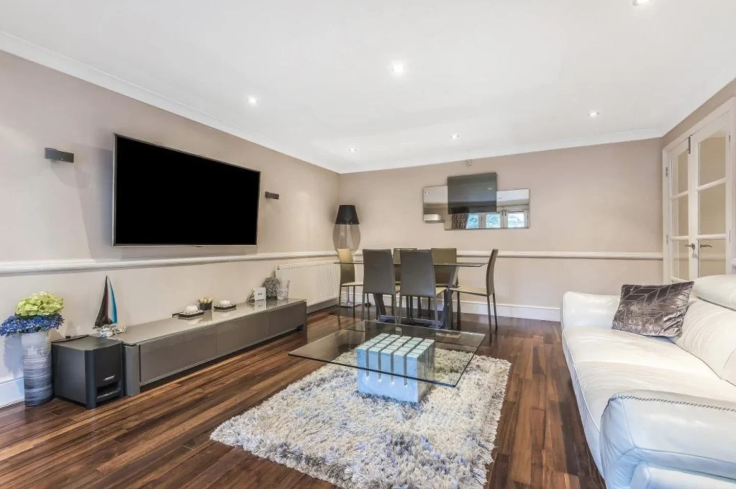 Flat Ridgeway Gardens in Greater London
