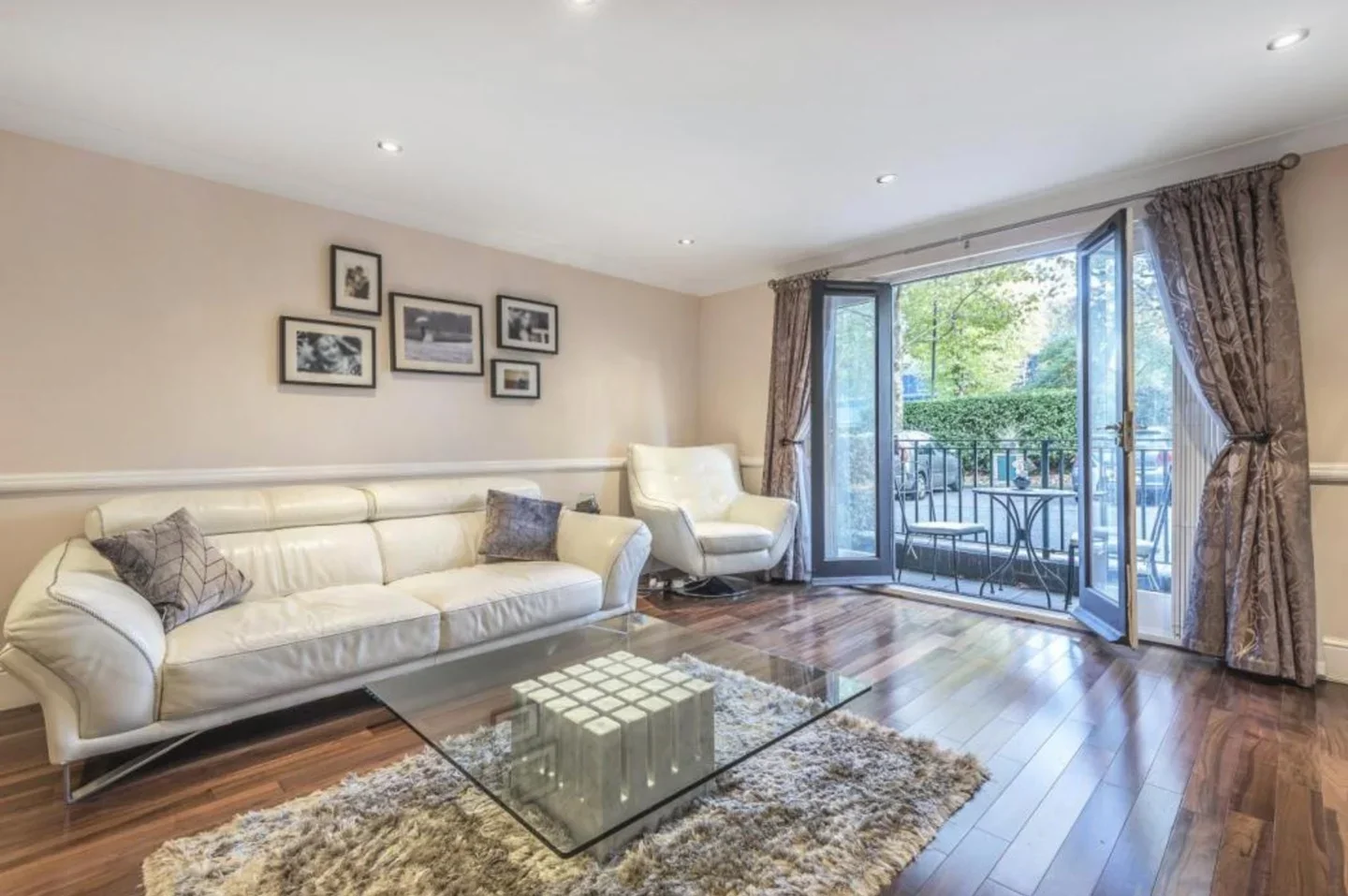 Flat Ridgeway Gardens in Greater London