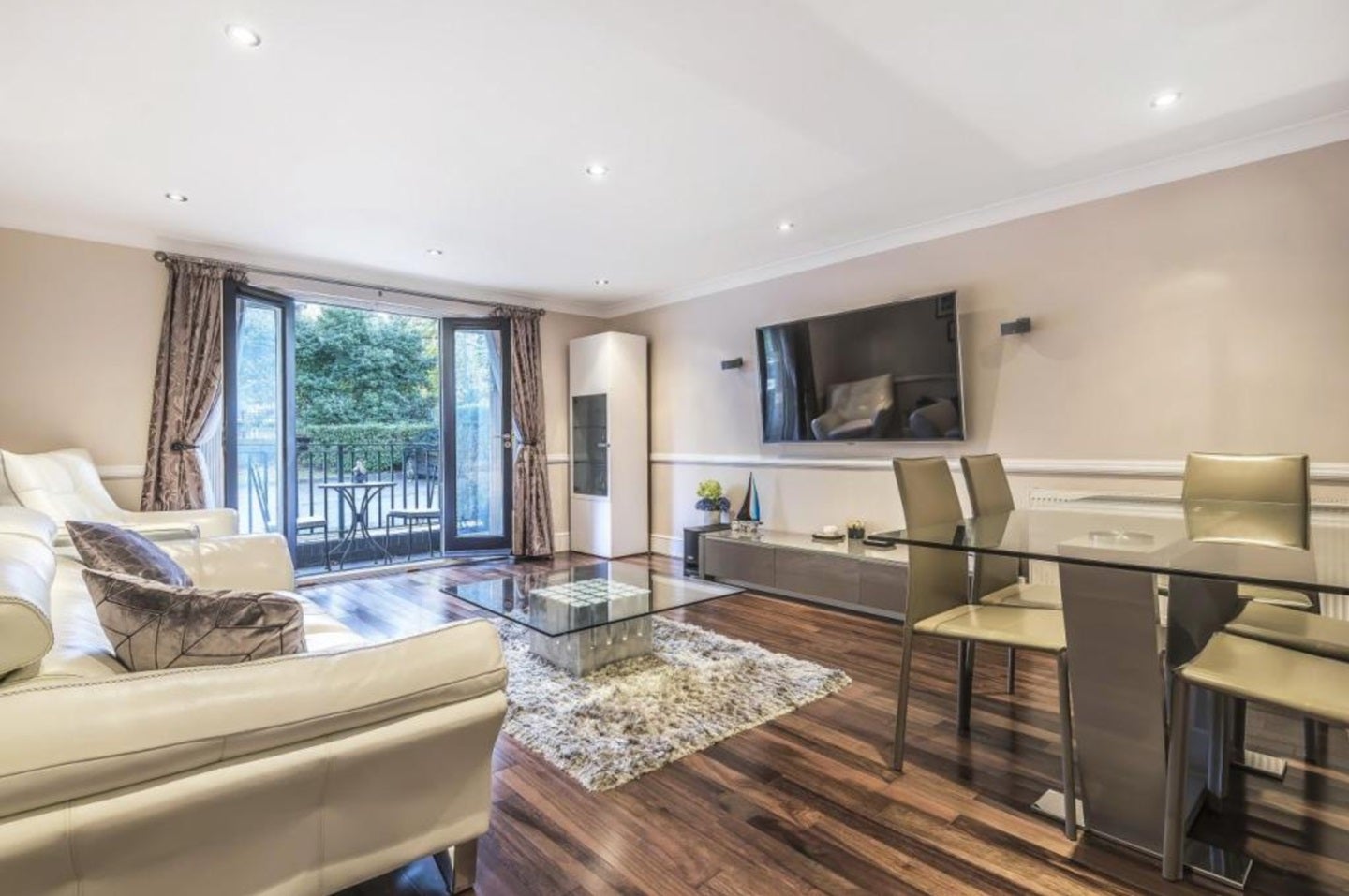 Flat Ridgeway Gardens in Greater London