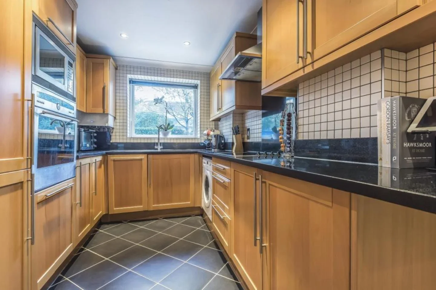 Flat Ridgeway Gardens in Greater London