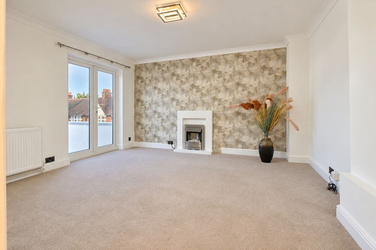 Flat Cowper Avenue in Greater London