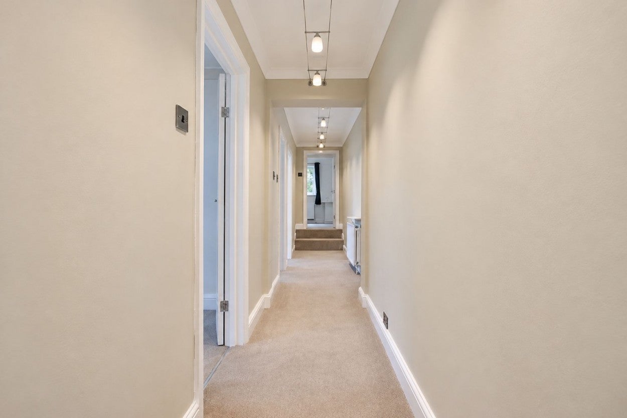 Flat Cowper Avenue in Greater London