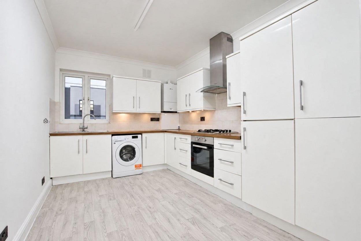 Flat Cowper Avenue in Greater London