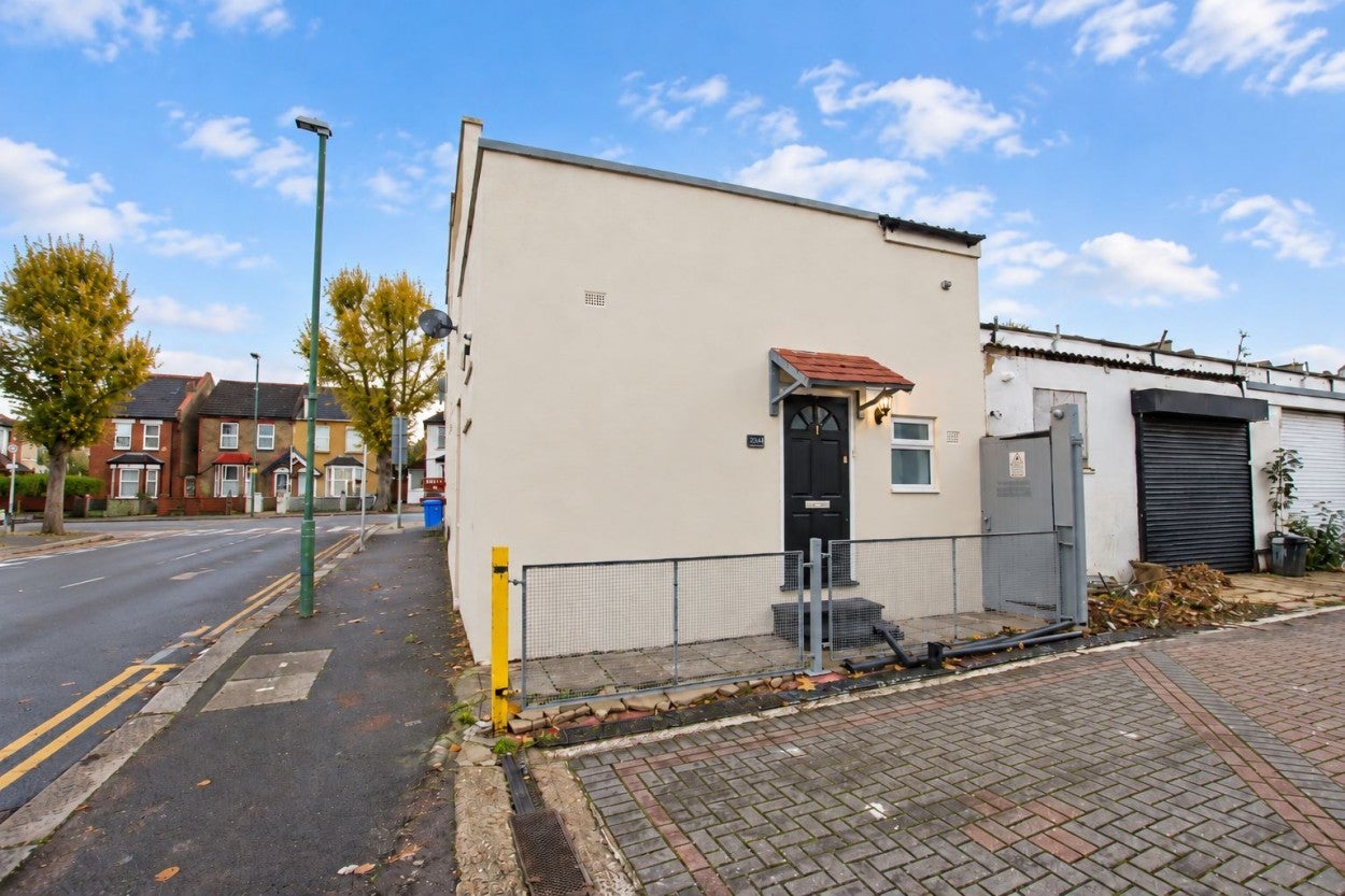 Flat Cowper Avenue in Greater London