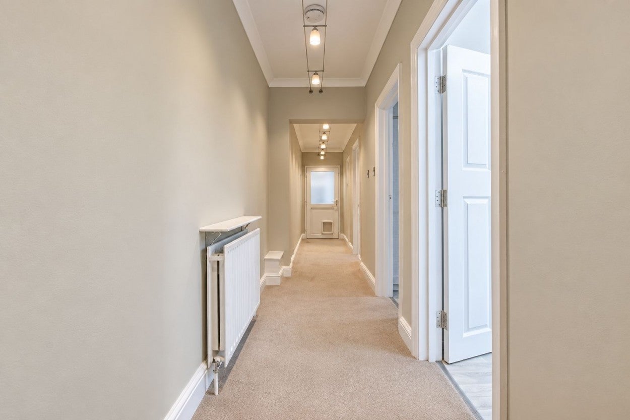 Flat Cowper Avenue in Greater London
